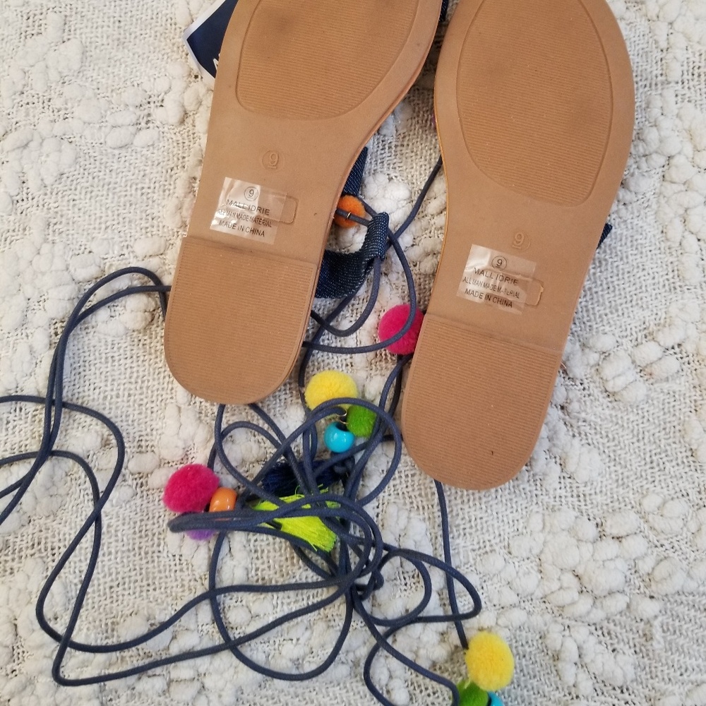Sandals with pompoms - Picture 2 of 2